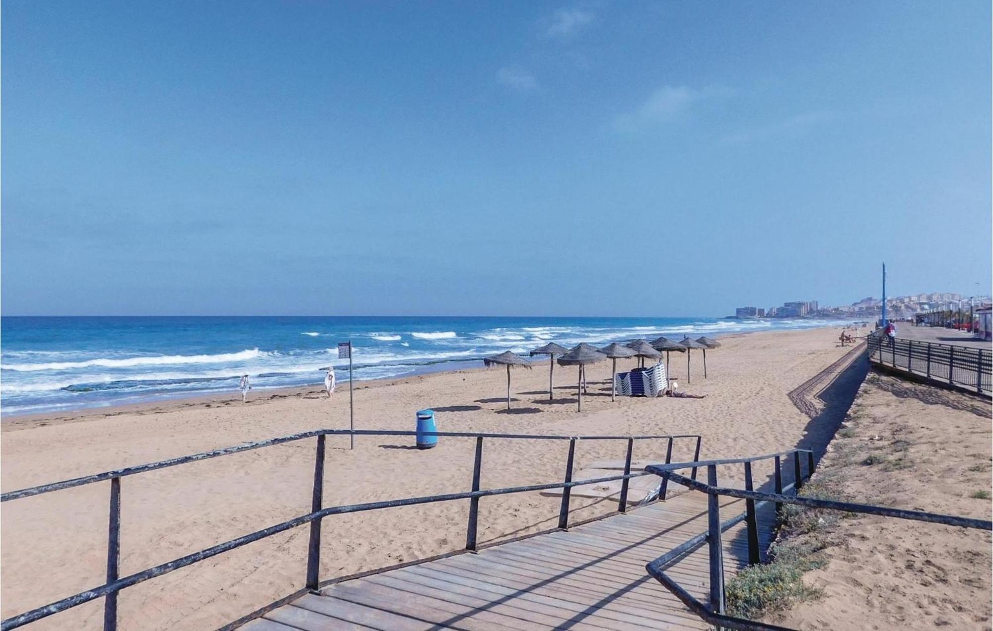 Cozy Apartment In Torrevieja-La Mata With Kitchen Luaran gambar